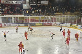 Les joueurs du HC Sierre accusent le coup après la 2ème réussite de Bellinzone